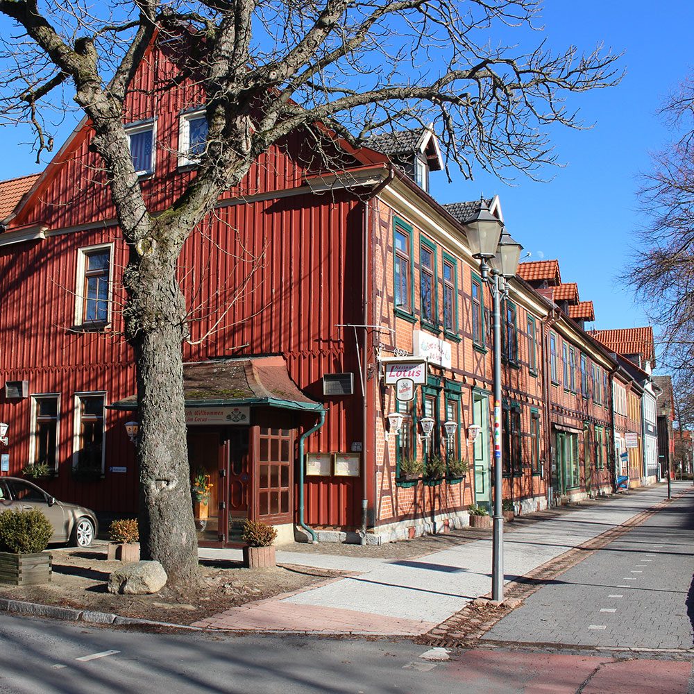 Das rote Fachwerkhaus des Restaurants an der Straßenecke in Hasselfelde